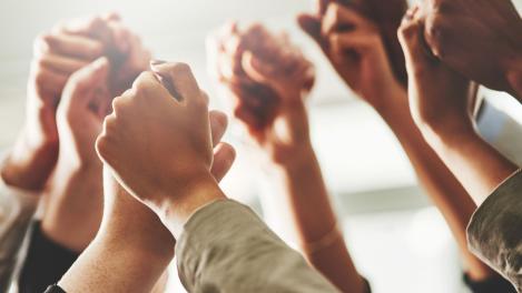 Quels sont les dispositifs pour aider les immigrés en situation irrégulière arrivant en France ? 