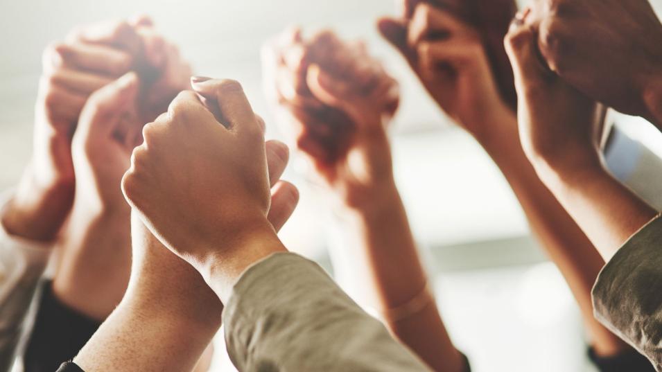 Quels sont les dispositifs pour aider les immigrés en situation irrégulière arrivant en France ? 