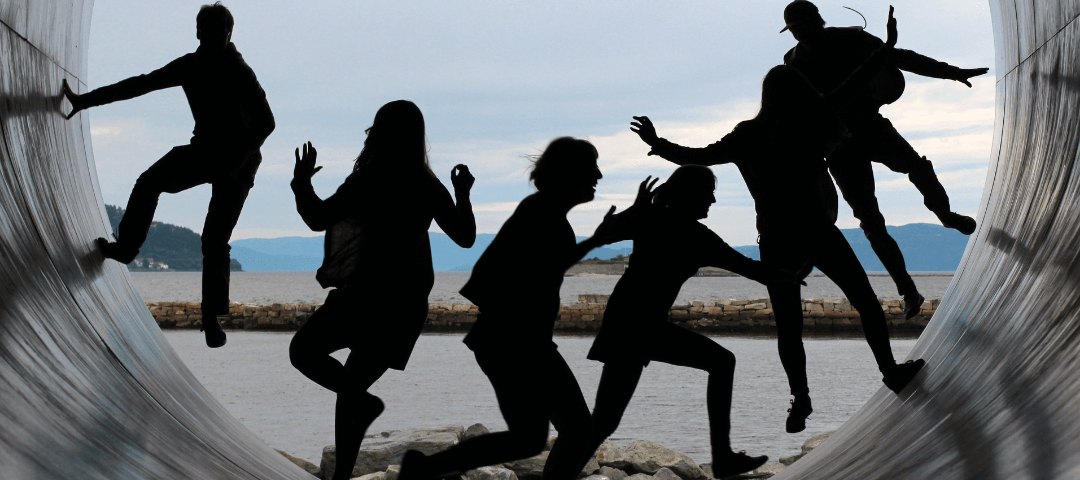 Jeux d'adolescents sur la plage