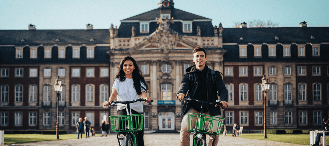 Découverte du patrimoine par deux jeunes à vélo