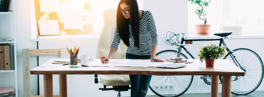jeune femme travaillant à un bureau